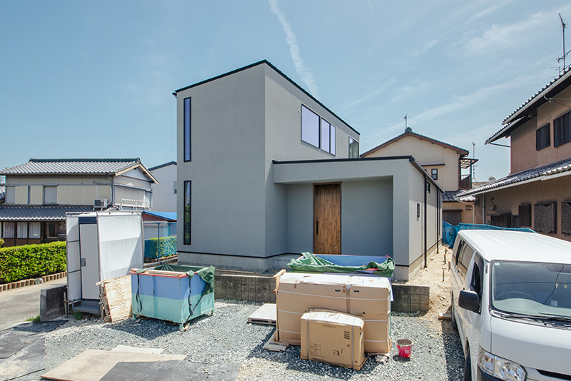 写真修正前の外観写真 平屋住宅 裏庭未完成